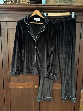 K•I•K•I•T women’s velvet feel pajama set